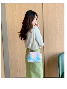 Détail du sac à bandoulière tie-dye coloré avec motif matelassé sur un mannequin