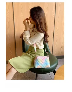 Petit sac bandoulière matelassé aux tons pastel arc-en-ciel sur un mannequin femme