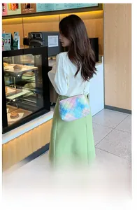 Détail d'un sac bandoulière matelassé aux couleurs dégradées avec une chaîne en métal doré
