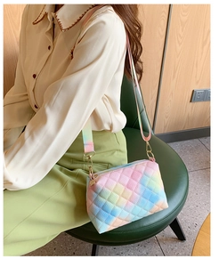 Détail d'un sac bandoulière matelassé dégradé arc-en-ciel avec finitions dorées chic