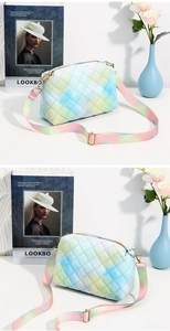 Détail du sac à bandoulière matelassé dégradé avec sangle arc-en-ciel et ferrures dorées