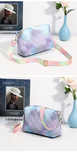 Détail du sac à bandoulière matelassé dégradé bleu-violet avec bandoulière arc-en-ciel