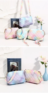 Détail d'un sac bandoulière matelassé dégradé arc-en-ciel avec des ferrures dorées