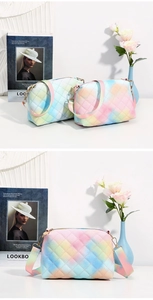 Détail du sac à main matelassé dégradé arc-en-ciel avec des ferrures dorées chic