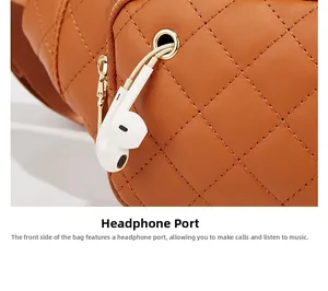 Détail d'un sac banane en cuir matelassé marron avec prise casque et fermeture éclair dorée