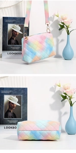 Détails du sac nuage avec texture matelassée et bandoulière arc-en-ciel en gros plan