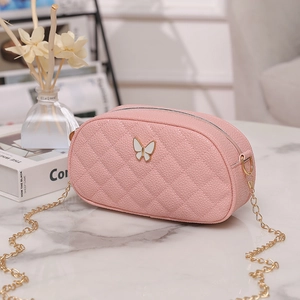 Sac bandoulière ovale rose matelassé avec boucle papillon et chaîne dorée