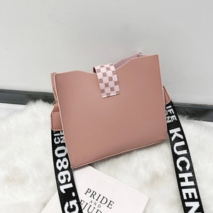 Hellrosa Eimertasche mit Wellenrand und breitem gewebtem Schultergurt mit Print