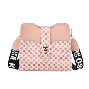 Rosa bedruckte Eimertasche mit Blumenmuster und breitem gewebtem Schultergurt
