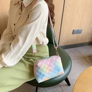 Sac bandoulière matelassé arc-en-ciel pour femme avec motif élégant de surpiqûres