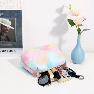 Sac bandoulière dégradé arc-en-ciel avec motif matelassé montrant un grand intérieur