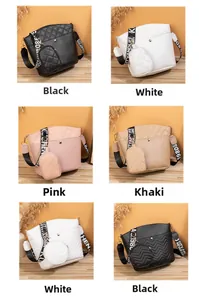 Détail de sacs seaux matelassés avec larges bandoulières logo en noir, blanc, rose et kaki