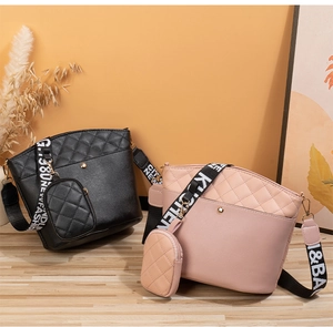 Détail de sacs seaux matelassés avec larges bandoulières logo et porte-monnaie