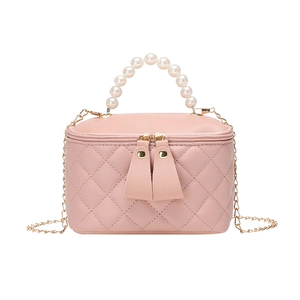 Sac seau matelassé rose avec poignée en perles élégante et bandoulière en chaîne dorée