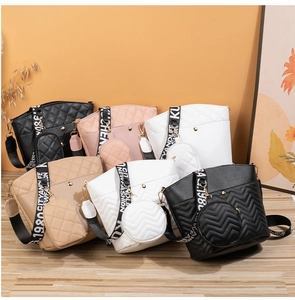 Gros plan de sacs bandoulière matelassés multicolores avec bandoulière à lettres