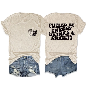 T-shirt graphique beige montrant le logo sur la poitrine et le texte au dos à plat