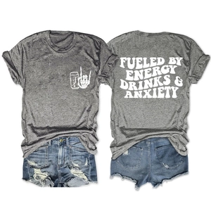 Détail du t-shirt gris Fueled by Energy Drinks et de son short en jean déchiré