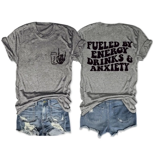 Détail du t-shirt gris vintage avec inscription et short en jean bleu délavé et déchiré