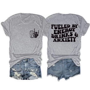 Vue détaillée du dos d'un t-shirt gris avec imprimé FUELED BY ENERGY DRINKS & ANXIETY