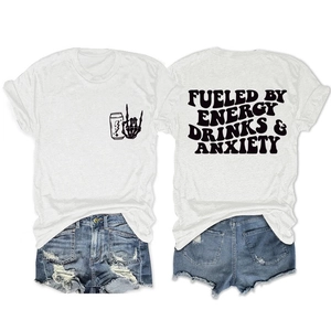 Détail recto-verso du t-shirt blanc avec imprimé et du short en jean bleu délavé