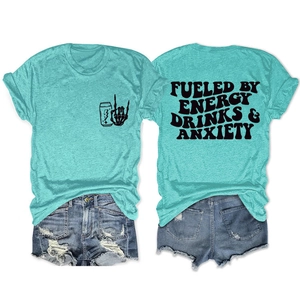 Détail du t-shirt bleu canard avec impression Fueled by Energy Drinks & Anxiety au dos