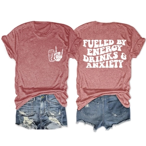 Détails avant et arrière du t-shirt avec le slogan Fueled by Energy Drinks & Anxiety