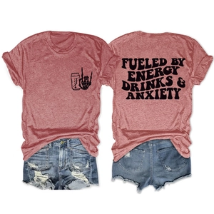 Ensemble t-shirt rose avec texte et short en jean déchiré présenté à plat sur blanc