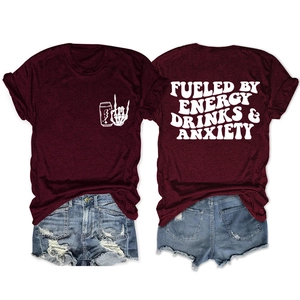 T-shirt bordeaux avec impression au dos et short en jean court posés à plat sur fond