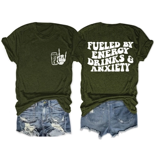 T-shirt graphique vert olive et short en jean vieilli posé à plat style streetwear