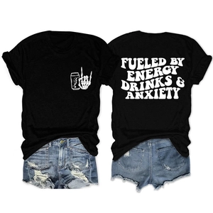 Détail du dos avec slogan Fueled by Energy Drinks and Anxiety sur t-shirt noir