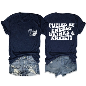 Détail de l'imprimé au dos du t-shirt bleu et du short en jean bleu délavé troué