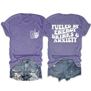 Détails avant et arrière du t-shirt violet avec impression de texte Fueled by Energy Drinks