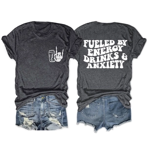Gros plan du t-shirt gris anthracite avec l'imprimé Fueled by Energy Drinks & Anxiety