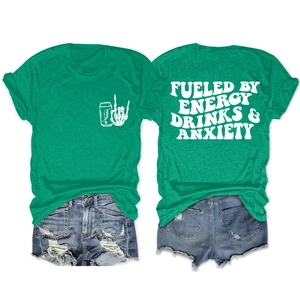 T-shirt gris-vert à plat avec main de squelette et slogan imprimé au dos du vêtement