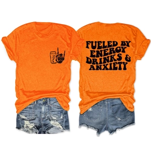 Détail du t-shirt orange imprimé et du short en jean déchiré pour femmes mode