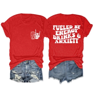 T-shirt rouge à slogan avec short en jean déchiré pour un ensemble décontracté tendance