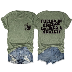 Détail d'un t-shirt vert avec motif de crâne et short en jean bleu délavé en ensemble