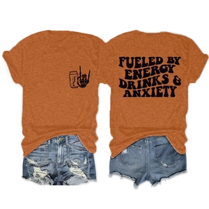 Vue avant et arrière du t-shirt orange avec texte Fueled by Energy Drinks