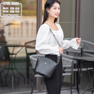 Sac seau noir chic avec motif matelassé en diamant et large bandoulière en tissu tendance