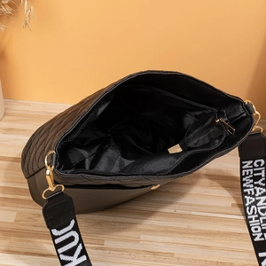Sac seau matelassé noir tendance avec bandoulière large et détails dorés brillants