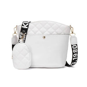 Ensemble sac seau matelassé blanc avec porte-monnaie assorti et large sangle logo femme