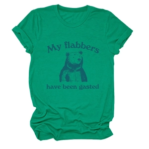 Détail du t-shirt vert avec imprimé ours humoristique et le texte My flabbers have been gasted