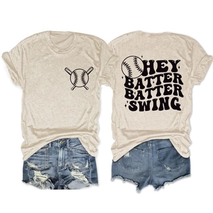Détail du dos de l'ensemble été avec t-shirt graphique baseball et short en jean