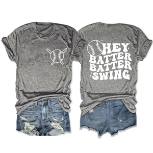 T-shirt de baseball gris avec imprimé au dos et short en jean bleu déchiré à plat
