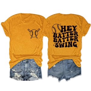 Détail du dos d'un t-shirt jaune avec imprimé baseball hey batter batter swing chic