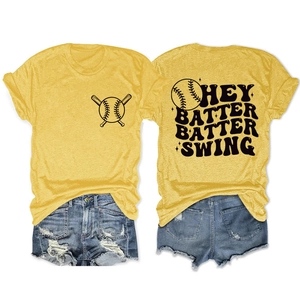 Vue détaillée du t-shirt de baseball jaune avec l'imprimé HEY BATTER BATTER SWING