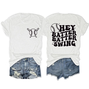 Détail du dos du t-shirt blanc avec l'imprimé de baseball Hey Batter Batter Swing vintage