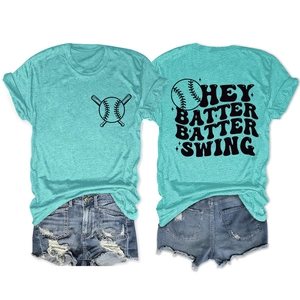 Détail du t-shirt de baseball sarcelle montrant le logo avant et le texte HEY BATTER BATTER SWING