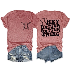 Détail du graphique de baseball et du texte Hey Batter Batter Swing au dos du t-shirt