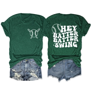 Vue détaillée avant et arrière du t-shirt de baseball avec short en jean usé